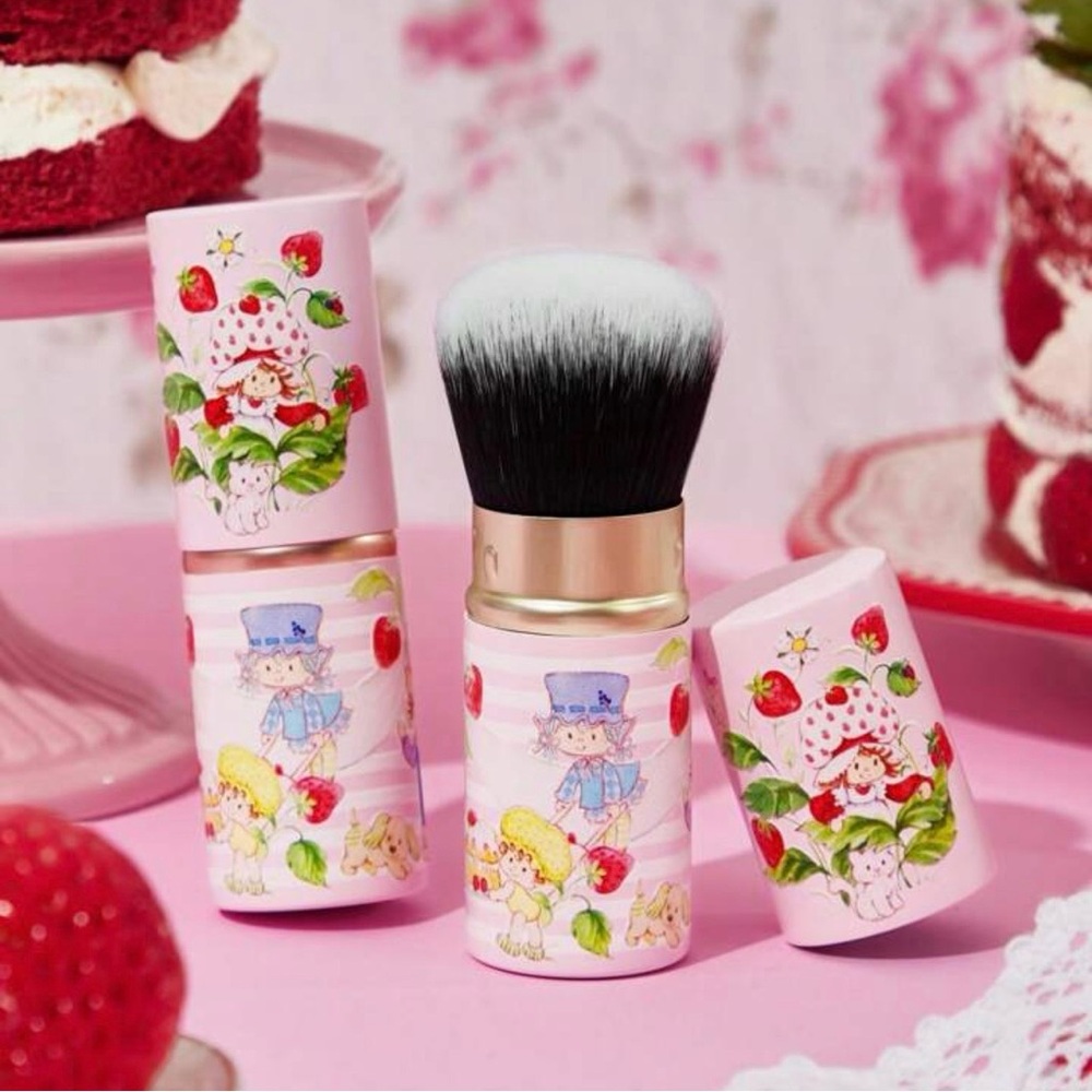 NWOT Strawberry Shortcake Retractable Powder Brush